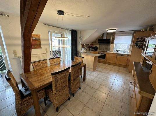 Esszimmer mit Blick in die Küche