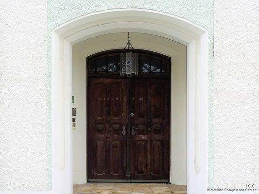 Die originale Holz-Eingangstüre