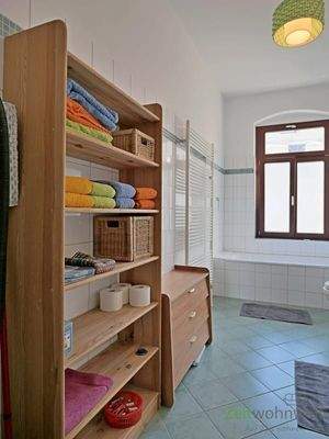 Badregal und Handtuchheizkörper