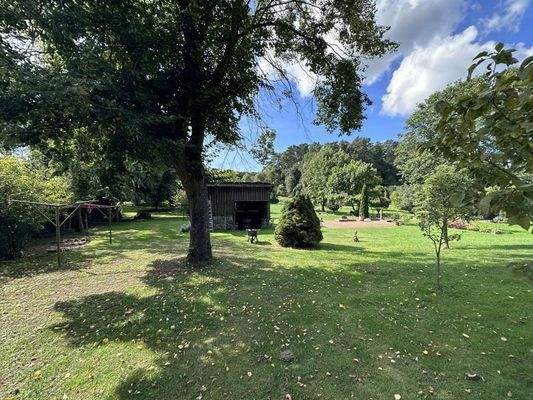Holzunterstand und Wäscheplatz