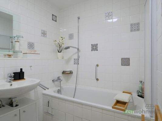 Wanne mit Duschabtrennung