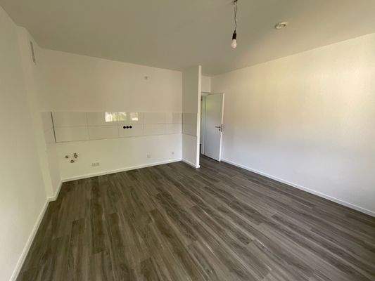 Wohnküche mit PVC-Boden und weißem Fliesenspiegel,  .jpg