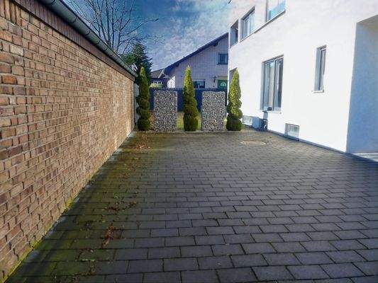 Einfahrt mit Außenstellplätzen