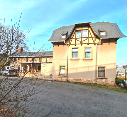 Seitliche Ansicht mit befestigter Einfahrt