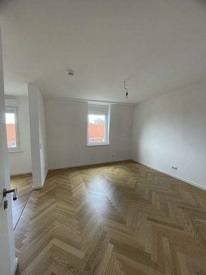 Helles Zimmer mit Parkettboden