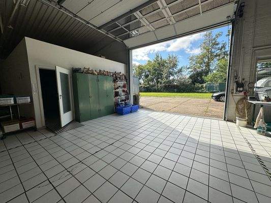 Zufahrt mit Sektionaltor