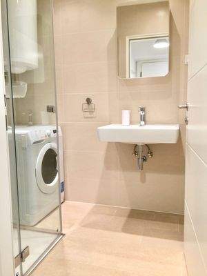 Bad mit Dusche, Waschmaschine und  Trockner