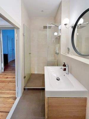 Duschbad mit Regendusche