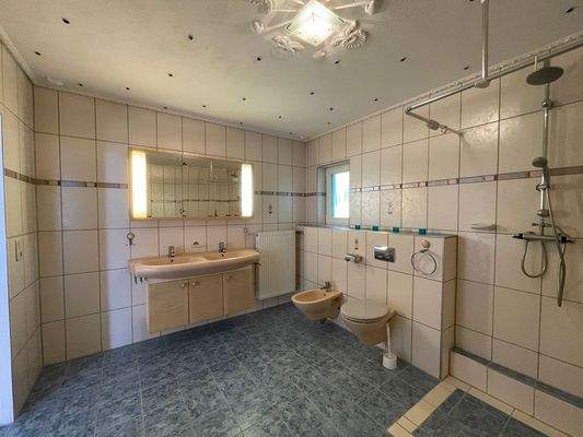 Bad mit barrierefreier Dusche, Badewanne und Waschmaschinenanschluß im EG