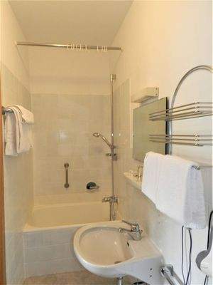 Bad teilw. mit Sitzbadewanne