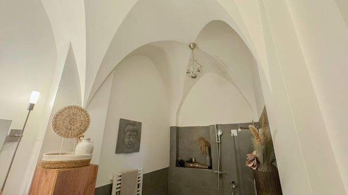Historische Decke im Duschbad