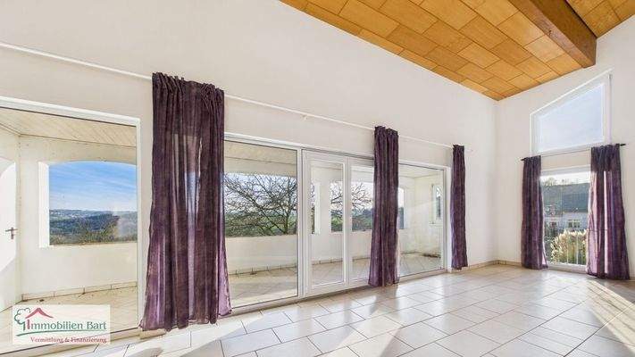 EG - Wohnzimmer mit Zugang zum großen Balkon