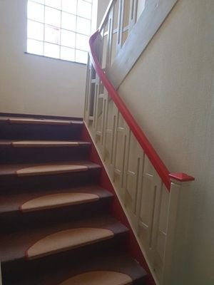 im Treppenhaus zur Wohnung im Obergeschoß