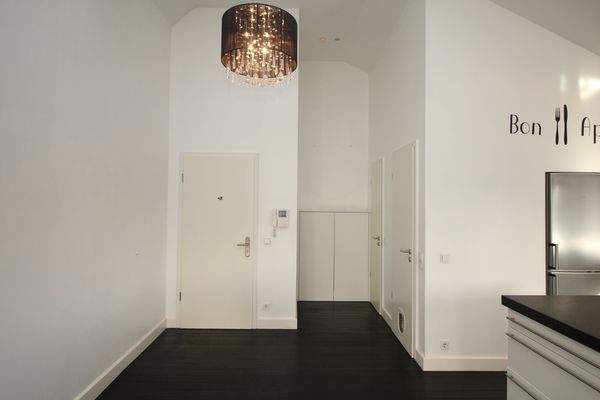 BLICK AUF DEN EINGANGSBEREICH (li.), GÄSTE-WC + HAUSWIRTSCHAFT (re.)