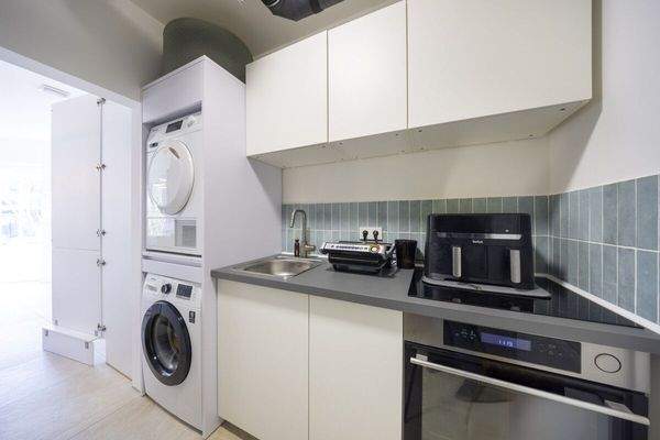 Hauswirtschaftsküche mit Zugang zur Hauptküche sowie Zugang zur Garage