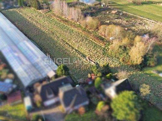 Blick von der Straße auf das Baugrundstück, Drohnenaufnahme