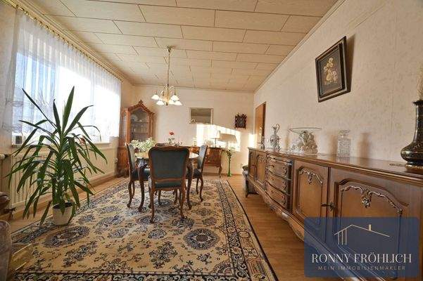 Wohnzimmer mit Essbereich 