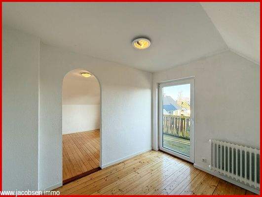 Schlafzimmer im Dachgeschoss mit Zugang zum Balkon