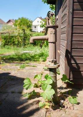 Wasserpumpe im Garten