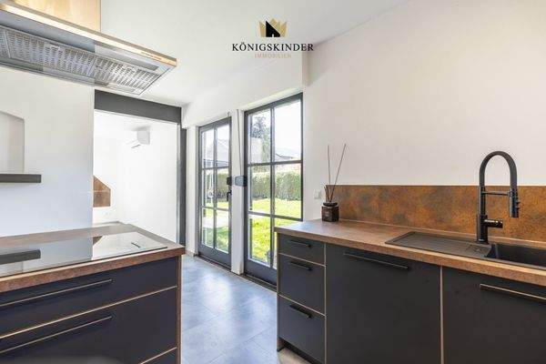 Elegante Fronten in Kupferbraun und Schwarz