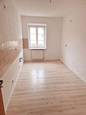 Leere Küche mit Fenster