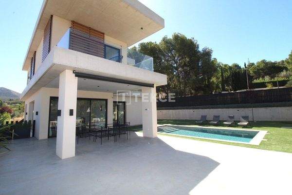 4-Bedroom Modern Villa with Castle Views in Biar Alicante