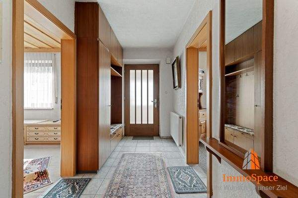 Blick vom Flur zur Eingangstüre