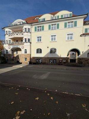 Die Wohnung liegt im mittleren Gebäudeteil