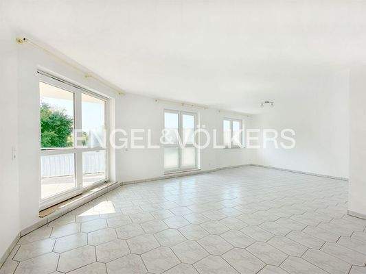 Wohnbereich mit Zugang zum Balkon