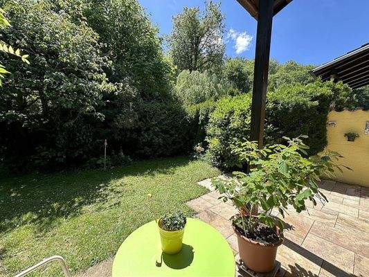 Die Ruhe genießen von der großzügigen Terrasse aus