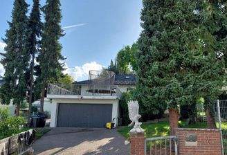 Einfahrt und Doppelgarage