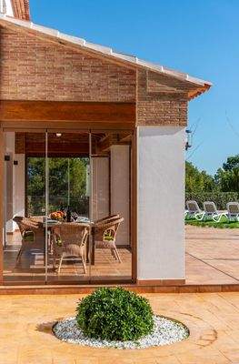 Villa mit großen Fenstern