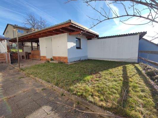 Nebengebäude mit Rasenfläche / Grillplatz