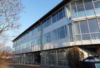 Hausansicht mit Anfahrt und Eingang