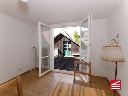 Zimmer 7, Blick auf die Terrasse u. Zugang Dachboden Scheuer