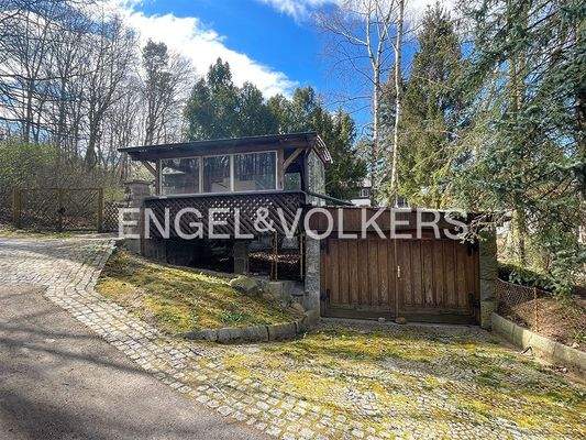 Straßenansicht / Garagen