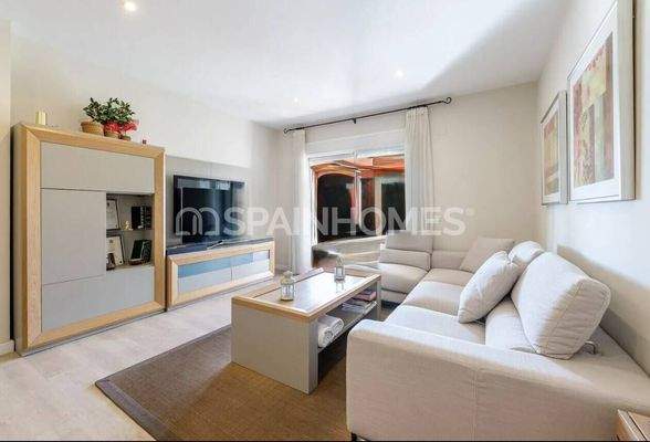 4-Bedroom Sea View Flat with Shared Pool in Benalmádena
