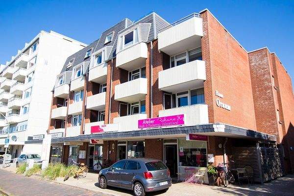 Eckladen mit Parkplatz.jpg