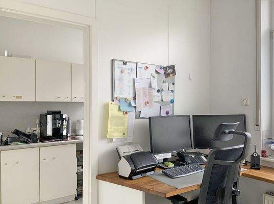 Backoffice, dahinter Teeküche