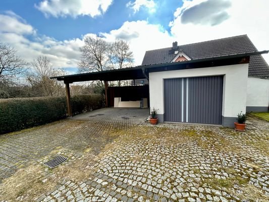 Carport mit Garage
