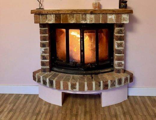 Wohnzimmer mit Kamin