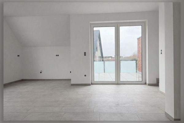 offene Küche und Wohnzimmer mit Zugang zum Balkon