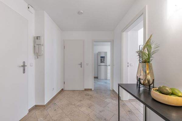 Eingangsdiele mit Blick zu den Eingängen Gäste-WC u. Küche