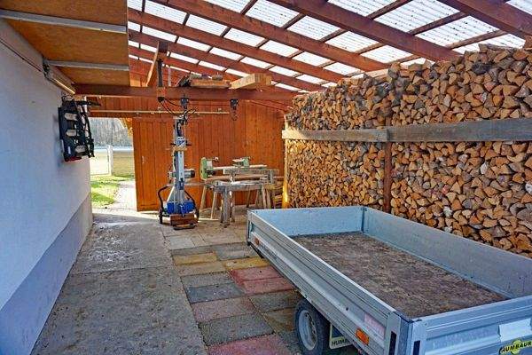 Überdachter Bereich neben der Garage