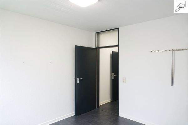 Zimmer I mit angrenzendem Badezimmer Bild II