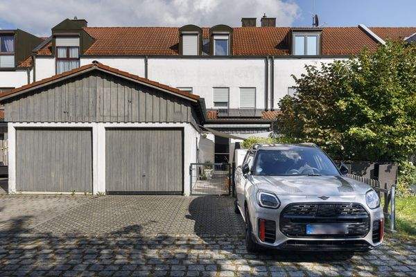 Garage Stellplatz und Eingang