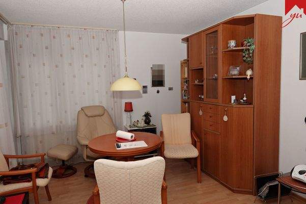 Wohnzimmer mit Zugang zum Balkon