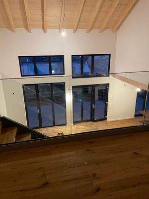 Moderne Wohnung mit Glasgeländer