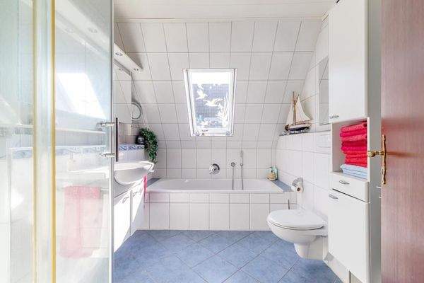 Vollbad mit separater Dusche