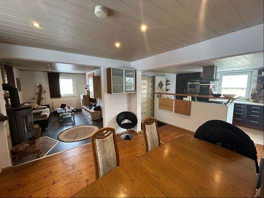 Küche mit Wohn- und Esszimmer